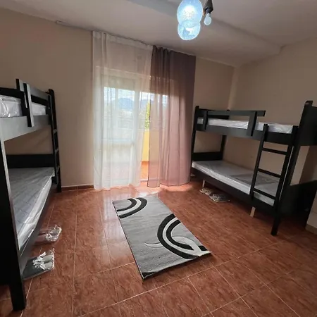 Open Door אכסניה טיראנה