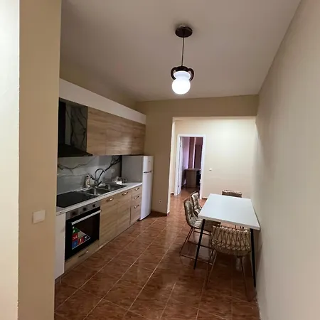 Open Door * טיראנה